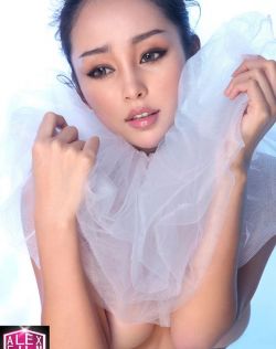 美女脱了内衣内裤扒开腿视频