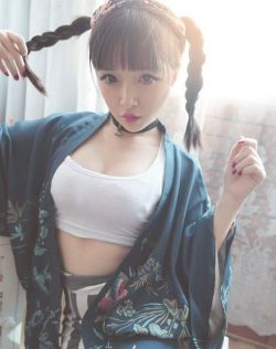 宝贝乖把按摩器放在下面